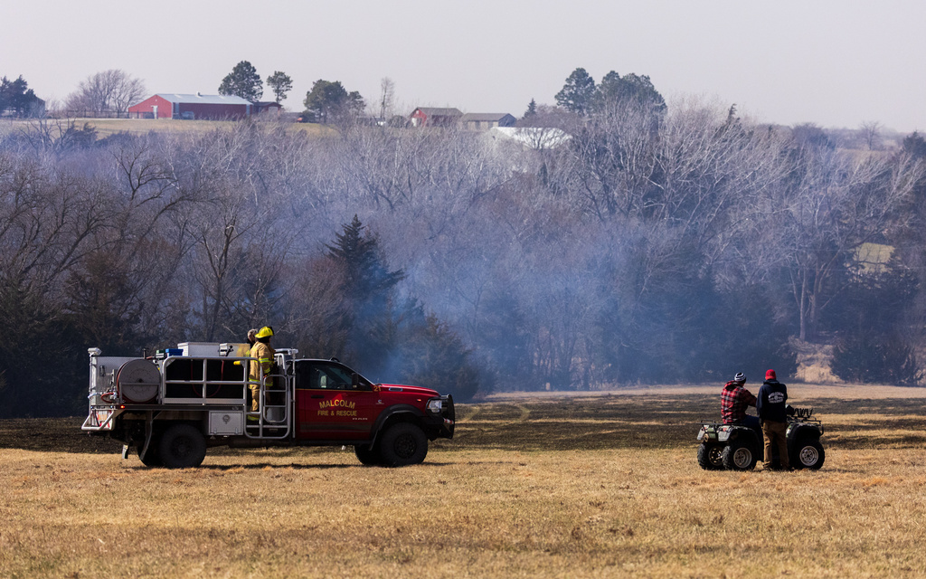 Snow and wind batter parts of US, with threat of thunderstorms and tornadoes starting later Sunday